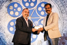 IIFTC Awards – H.E. Yogesh Punja, High Commissioner of Fiji presenting to Lakshmankumar Subramanian for Dev