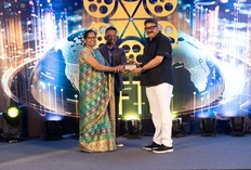 IIFTC Awards - Shirani Ariyarathne, Acting Consul General – Sri Lanka & Chaminda Munasinghe, Assistant Director - Sri Lanka Tourism Promotion Bureau to NM Badusha